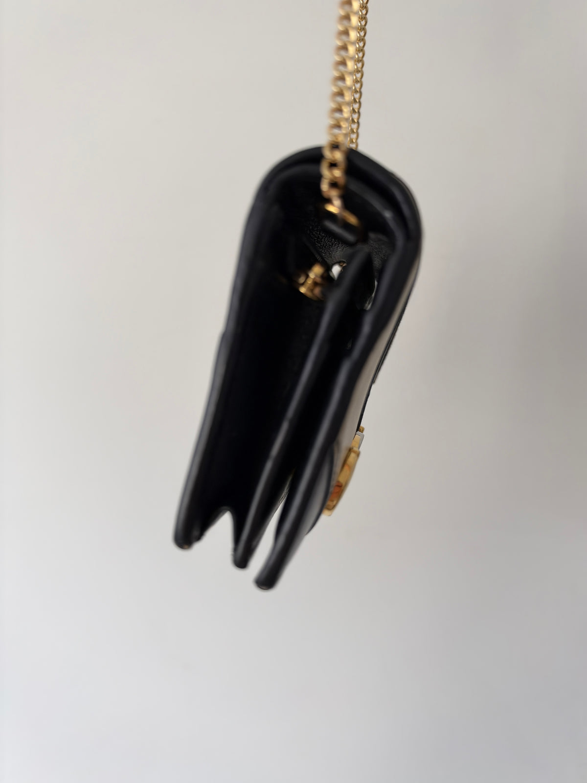 Gucci by Alessandro Michele Zumi Diagonal Stripe Chain Wallet — 2019