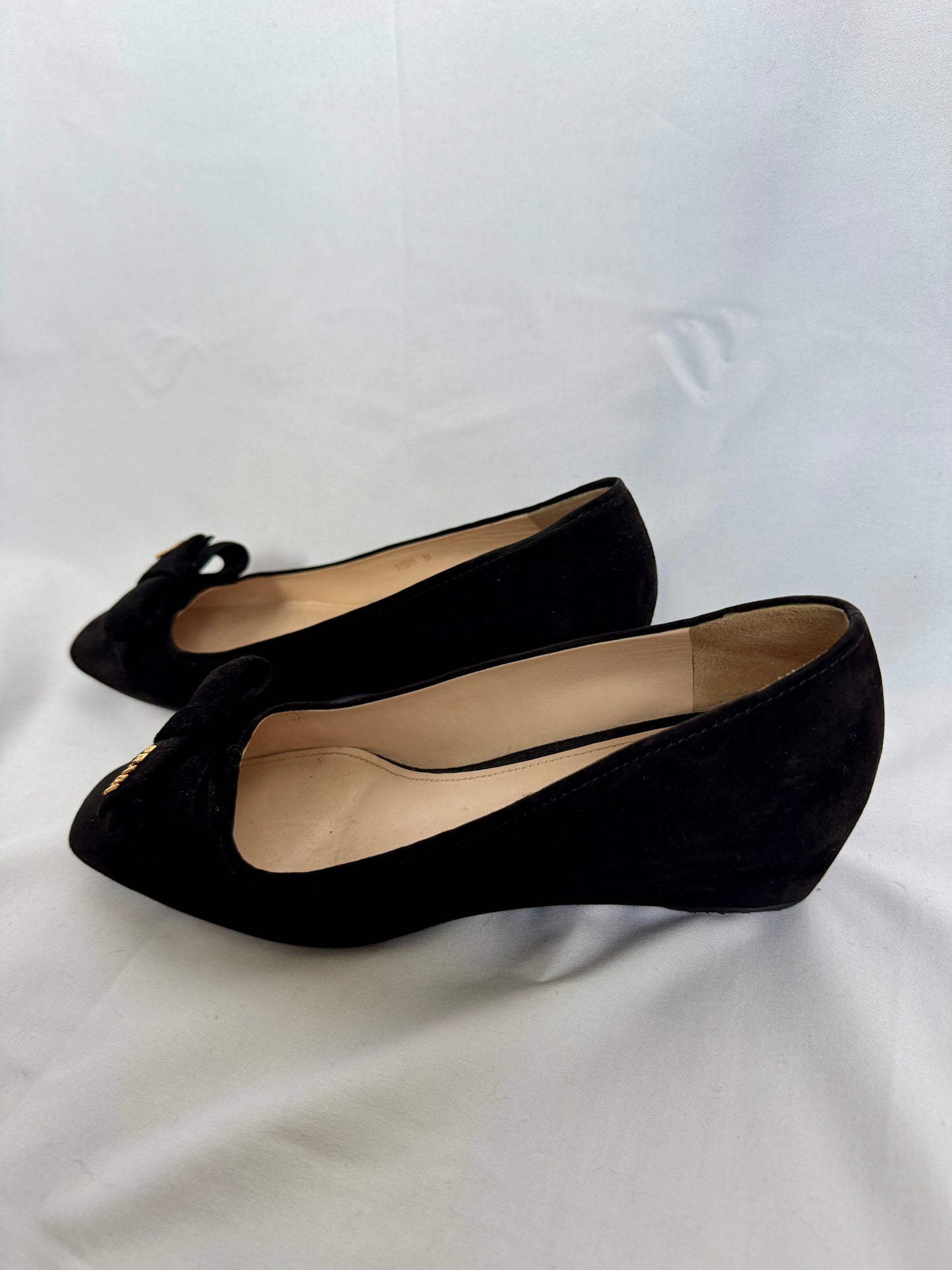 PRADA Suede Bow Low-Wedge Pumps – IT 39